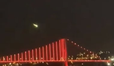 Падающий метеорит заметили в небе Стамбула