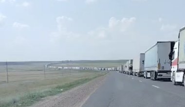 Километровая очередь образовалась на границе Казахстана с Россией