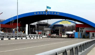 Почему на границе Казахстана и России образовался затор из грузовиков