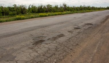 "Крошится в руках": Бектенов раскритиковал качество дорог в Казахстане
