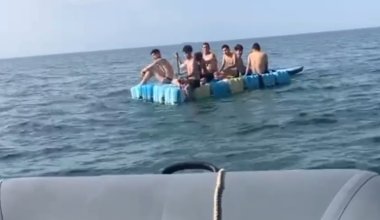 Подростков унесло в Каспийское море на самодельном плоту из пластиковых кубиков