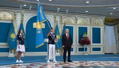 Токаев вручил флаг Казахстана олимпийцам