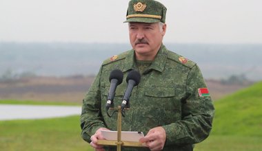 "Стабилизация обстановки": Лукашенко отводит войска от границы с Украиной