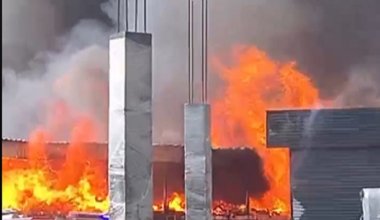 Пожар произошел на складе с люстрами в Алматы