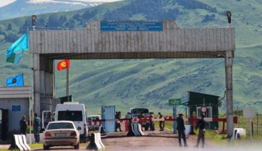 На казахско-кыргызской границе наблюдается скопление транспортных средств