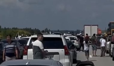 Десятки автомобилей застряли по пути в Боровое из-за ДТП