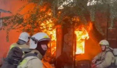 В Алматы загорелись склады возле барахолки