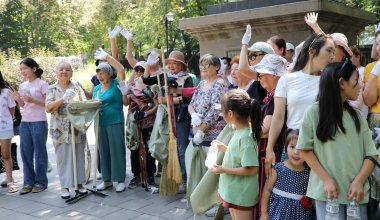 Звезды эстрады и школьники очистили сквер в Алматы