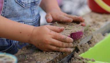 Лицо опухло и не двигалось: девочку избили в детском саду в Алматы