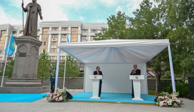 Памятник Алишеру Навои открыли в Астане