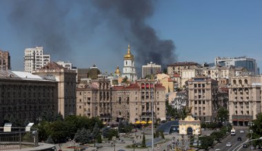 Пожары начались в районах Киева после удара баллистическими ракетами