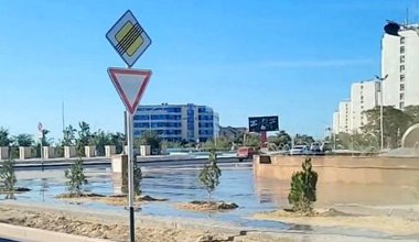 ЧП в Актау: вода из фонтана затопила улицы города