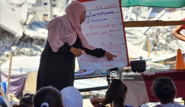 Палестинская учительница создала школу в палатке: ее дом разрушен израильским ударом