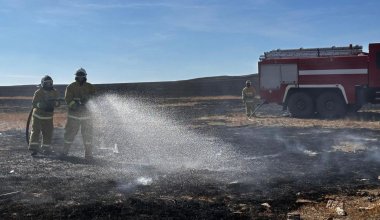 Степной пожар в Карагандинской области до сих пор тушат