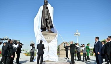 Токаев и Бердымухамедов открыли памятник Абаю в Ашхабаде