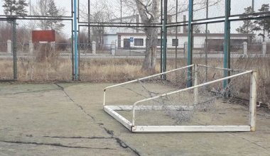 В крайне тяжелом состоянии: на 8-летнюю девочку упали ворота в Атырау