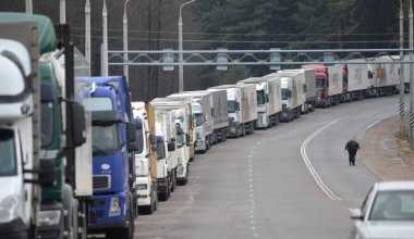 Перевозчики жалуются на электронную очередь на границе Казахстана и Китая