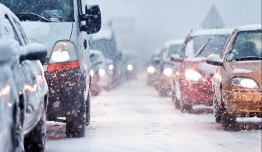 Снегопад в Астане вызвал 10-бальные пробки на дорогах