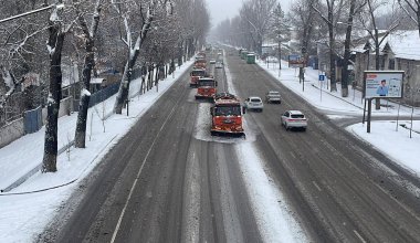 Алматы завалило снегом: коммунальные службы работают в усиленном режиме