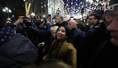 Митинг в формате новогоднего застолья: Зурабишвили присоединилась к протестующим в Тбилиси