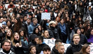 Тысячи студентов перекрыли дороги в Афинах в знак протеста