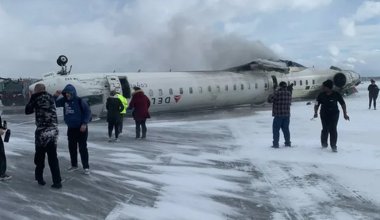 Пассажирский самолет перевернулся при посадке в аэропорту Торонто