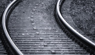 Поезд переехал человека в Мангистау: пострадавший лишился ног