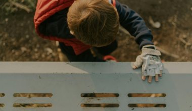 "Отжимался на кулаках до крови": казахстанца обвинили в истязании 8-летнего пасынка