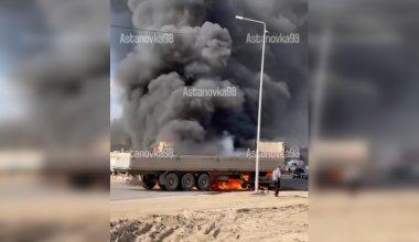 Два грузовика после столкновения загорелись в Астане: полиция нашла обгоревший труп