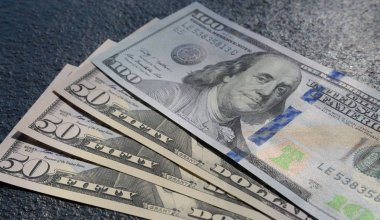Чистый спрос на наличные доллары резко упал в Казахстане