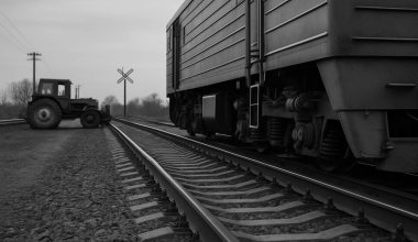 Есть погибший: трактор столкнулся с поездом на линии "Есиль — Аркалык"