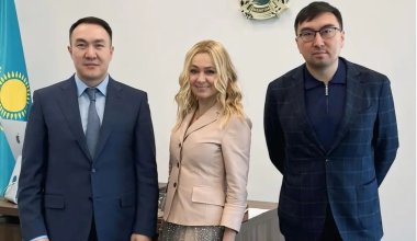 "А мы сидим часами в очереди": Армана Кенжегалиева упрекнули за любезности с Яной Рудковской