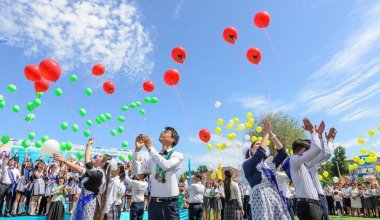 В Казахстане перенесли последний звонок