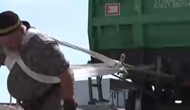 Казахстанец протащил за собой пять вагонов весом 120 тонн и установил рекорд