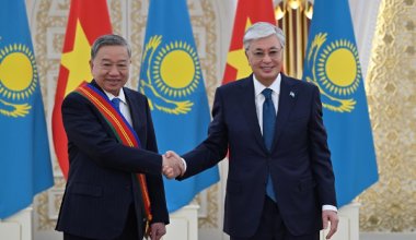 Токаев наградил То Лама орденом «Достық» I степени