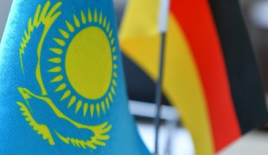 "От благодарных немцев": на казахском языке встречают гостей в Германии
