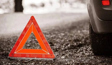 Автомобиль сбил ребёнка во дворе жилого дома в Алматы