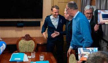 Представители Макрона ответили тем, кто вместо салфетки увидел наркотики