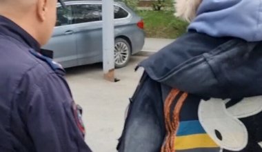 Женщин из Казахстана задержали в России за желто-синюю куртку