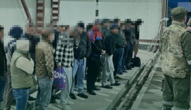 29 иностранцев пытались вывезти в фуре из Казахстана в Россию