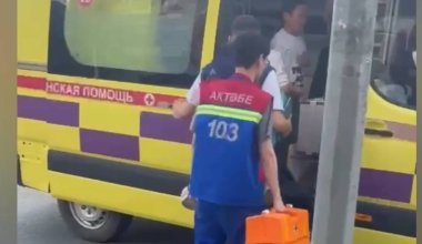 Водитель автомобиля сбил школьника у остановки в Актобе