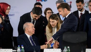 Эрдоган схватил Макрона на саммите Европейского сообщества: момент обсуждают в сети