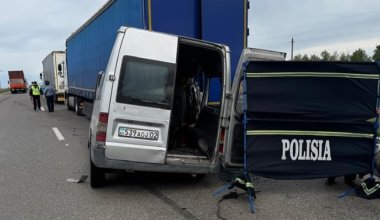 Микроавтобус столкнулся с фурой: на трассе в Казахстане погибли шесть иностранцев