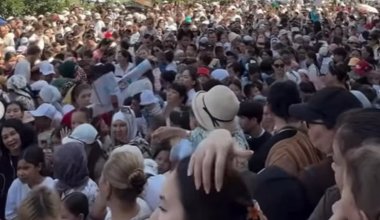 Праздник обернулся хаосом: дети потерялись во время раздачи бесплатного мороженного в Актау