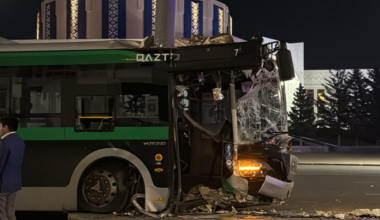 В Астане автобус врезался в столб