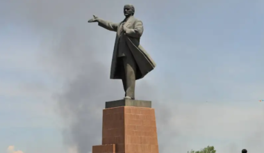 В Кыргызстане снесли самый высокий памятник Ленину