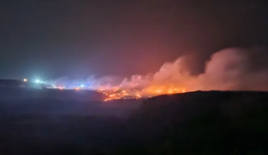 В Алатау горит полигон ТБО: огонь дошел до трассы