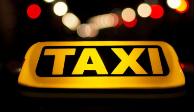 В Казахстане таксист заблокировал двери и предлагал девушке поцелуй