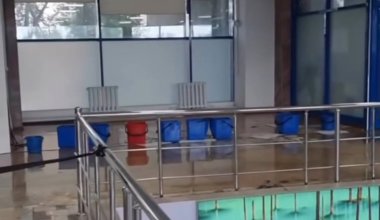 Международный аэропорт Атырау затопило после проливного дождя