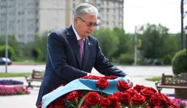 "Храбрая дочь казахского народа": Токаев почтил память Алии Молдагуловой в Актюбинской области